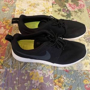 Nike Roshe Size 9